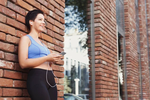Mujer elegir la música para escuchar durante el jogging — Foto de Stock