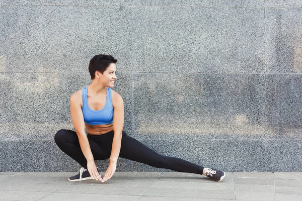 Mujer fitness en el entrenamiento de estiramiento al aire libre — Foto de Stock