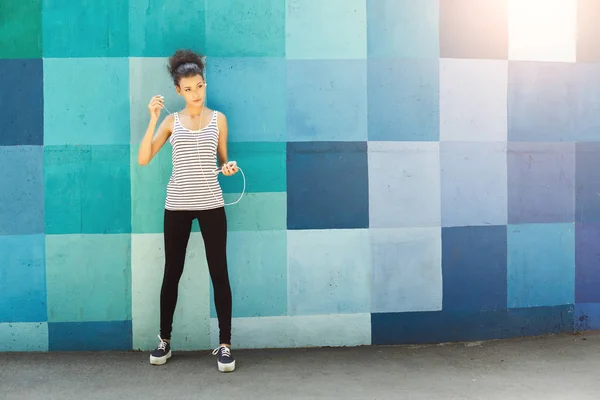 African-american woman posing at bright wall — Stock Photo, Image