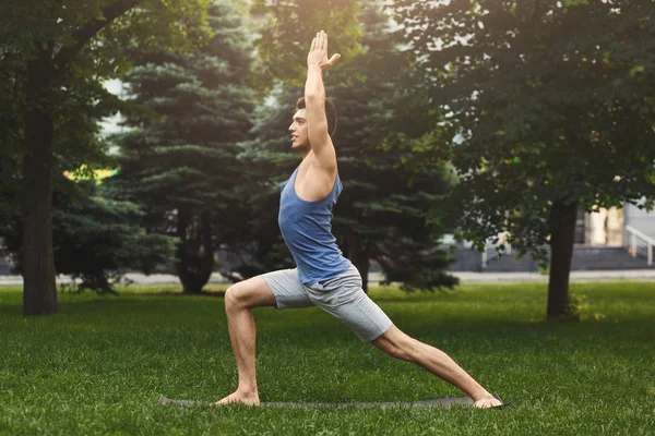 Ung man praktisera yoga utomhus — Stockfoto