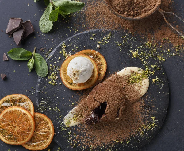 Boca riego delicioso pastel de chocolate fondant, restaurante que sirve — Foto de Stock