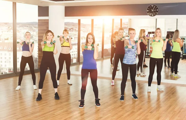 Grupo de mujeres jóvenes en la clase de fitness —  Fotos de Stock