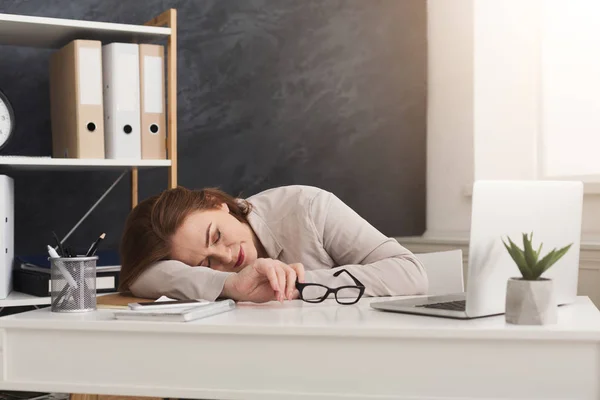 疲倦的商业妇女在工作场所睡觉在办公室 — 图库照片
