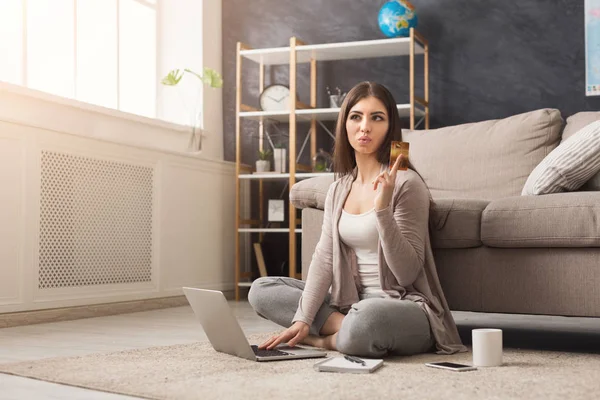 Mujer reflexiva en casa de compras en línea — Foto de Stock