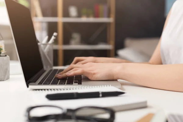 Ugjenkjennelige jenter som skriver på en bærbar PC – stockfoto
