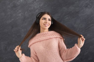 Kadın dinle müzik için kulaklık, stüdyo vurdu