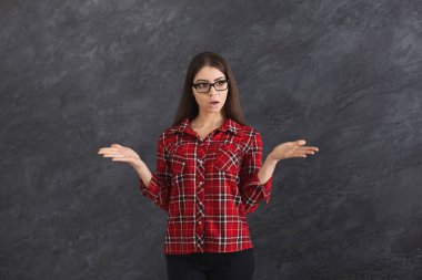 Sürpriz kadın bir şey, gösterilen elele