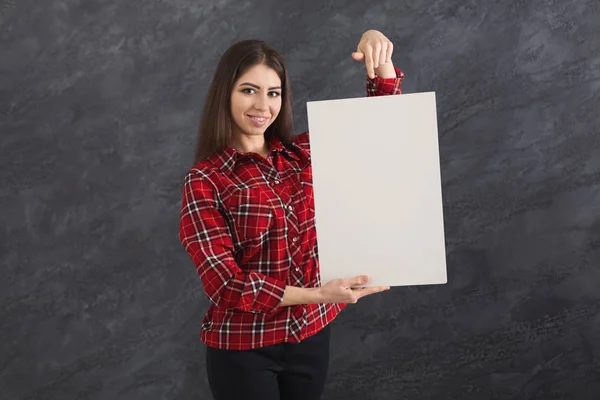 Молодая женщина с чистой белой бумагой — стоковое фото
