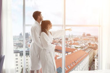Sabah otel odasında genç Çift