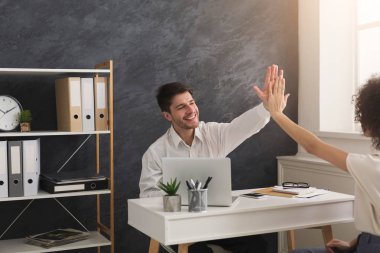 Ofiste genç mutlu iş ortakları