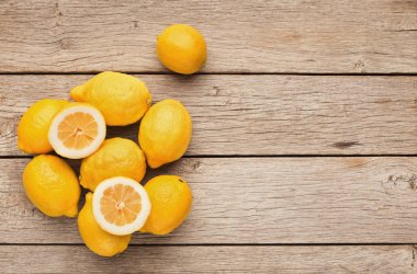 Yığın limon rustik ahşap arka plan, üstten görünüm