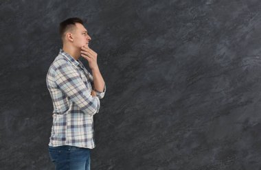 Dalgın adam onun çene dokunmadan kopyalama alanı