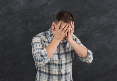 Duygusal stres altında adam portre koyu arka plan üzerinde