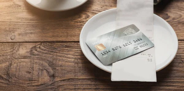 Rachunku w restauracji oraz kartę kredytową na drewnianym stole — Zdjęcie stockowe