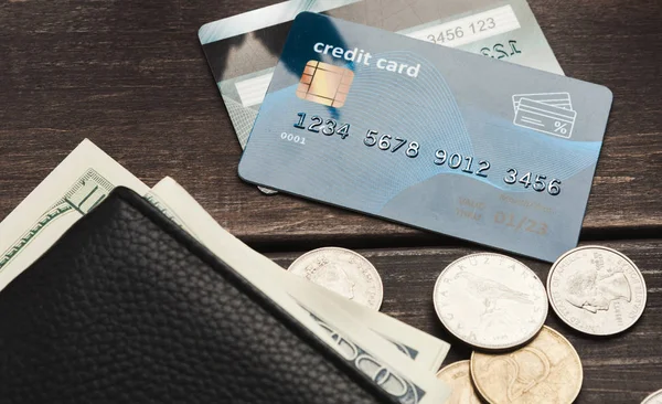 Billets de banque en portefeuille avec pièces et carte de crédit — Photo