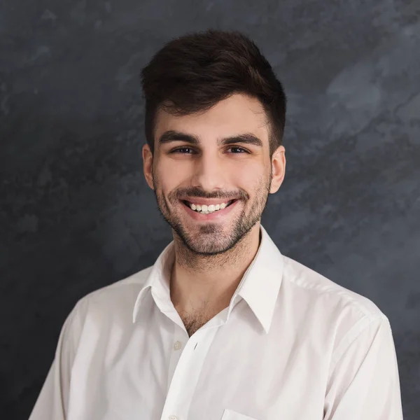 Hermoso retrato hombre feliz confiado — Foto de Stock