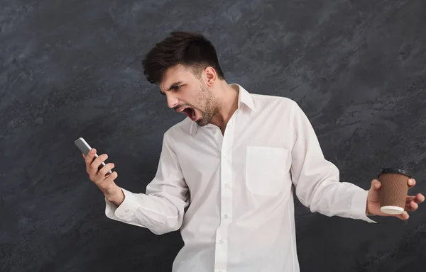 Furious man shouting at his mobile phone — Stock Photo, Image