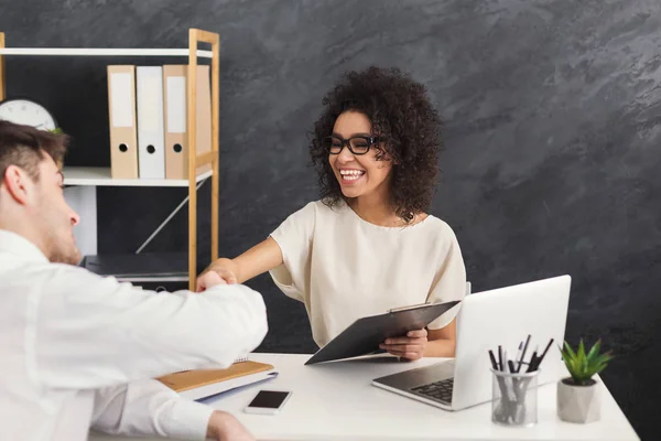 Fin de la entrevista de trabajo exitosa, espacio para copiar — Foto de Stock