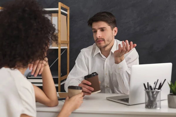 Un par de socios de negocios trabajan en una oficina moderna — Foto de Stock