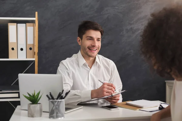 Un par de colegas jóvenes trabajan en una oficina moderna —  Fotos de Stock