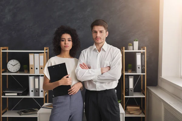 Pareja de negocios de confianza de pie en la oficina — Foto de Stock