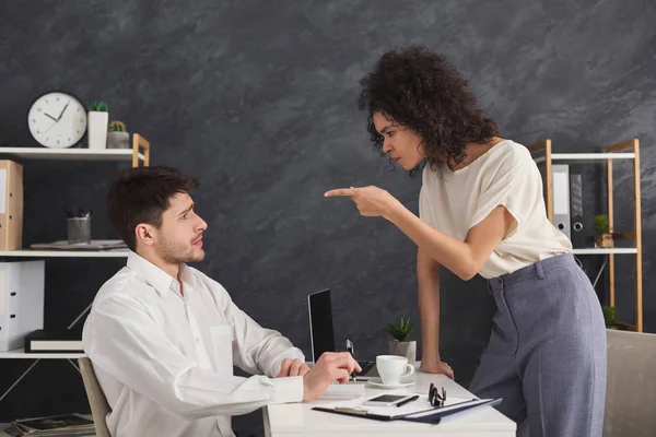 Dois jovens colegas discutindo no escritório — Fotografia de Stock