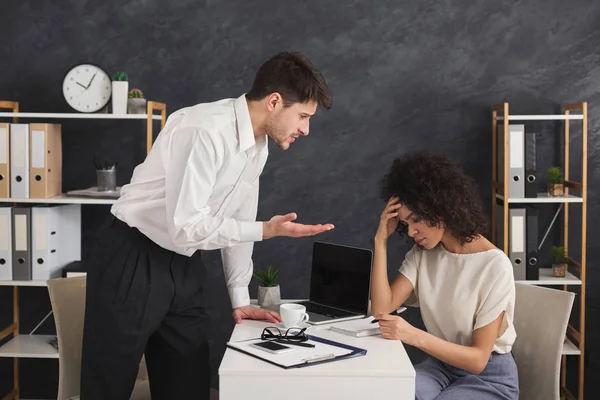 Пара молодых коллег спорят в офисе — стоковое фото