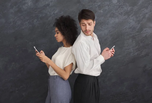 Celoso novio viendo chica mensajes de texto en el teléfono —  Fotos de Stock