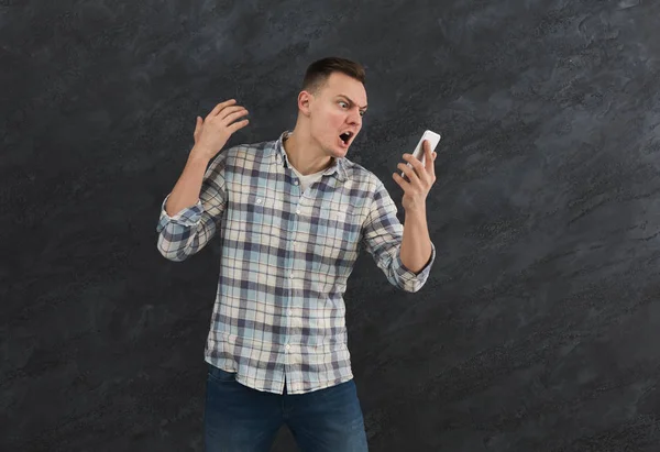 Furioso hombre gritando en su teléfono móvil —  Fotos de Stock