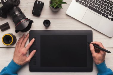 Tasarımcı el grafik tablet ile çalışma