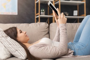 Kız evde online dijital tablet üzerinde sohbet