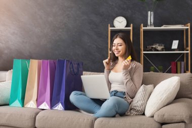 Laptop ve kredi kartı ile online satın alma kadın moda