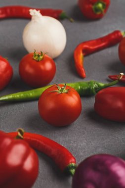 Taze domates ve biber closeup gri rustik ahşap üzerine