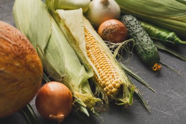 Tahta arka planda taze sebzeler