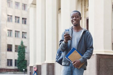 Üniversitesi'nde kitaplarla Afrikalı-Amerikalı öğrenci