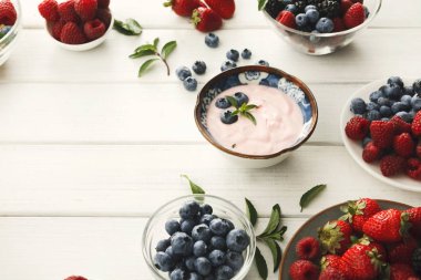 Zengin bir beyaz tahta masada Kahvaltı