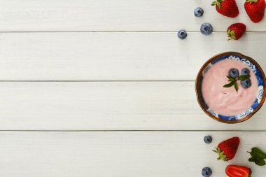 Zengin bir beyaz tahta masada Kahvaltı