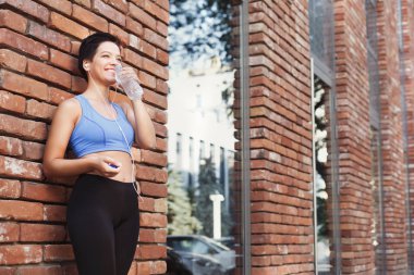 Kadın atlet molası, içme suyu verdikten