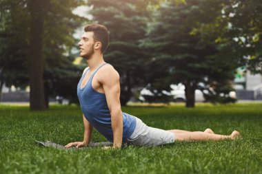 Adam eğitim yoga Kobra poz açık havada