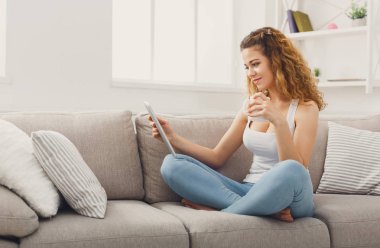 Genç Kızıl saçlı kız dijital tablet vasıl ev ile