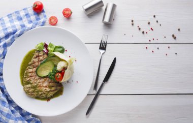 Mükemmel terbiyeli ızgara biftek sebze ve sos ile dekore edilmiş