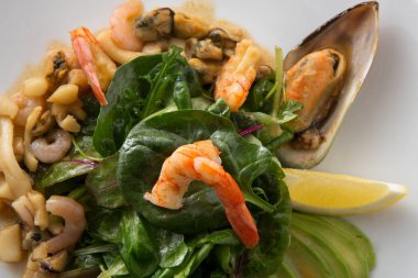 Sıcak salata ızgara deniz ürünleri ile yakın çekim