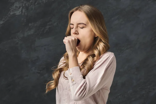 Portret van jonge gapende vrouw — Stockfoto