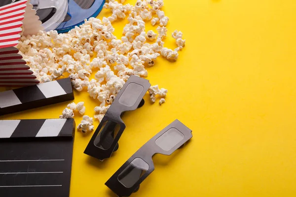 Клавіатура, 3D окуляри та попкорн на жовтому фоні — стокове фото