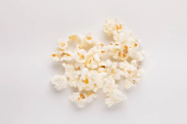 Popcornhaufen isoliert auf weißem Hintergrund — Stockfoto