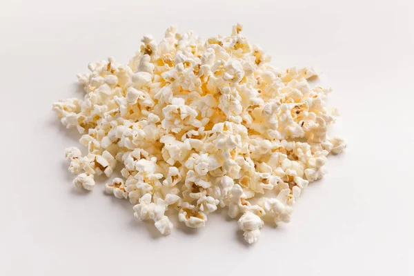 Popcorn-Haufen isoliert auf weißem Hintergrund — Stockfoto