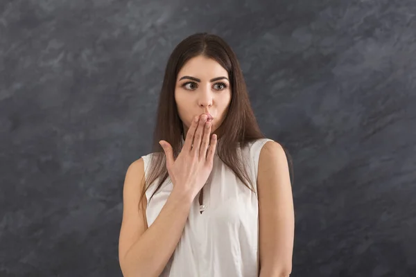 Donna spaventata che copre la bocca con la mano — Foto Stock