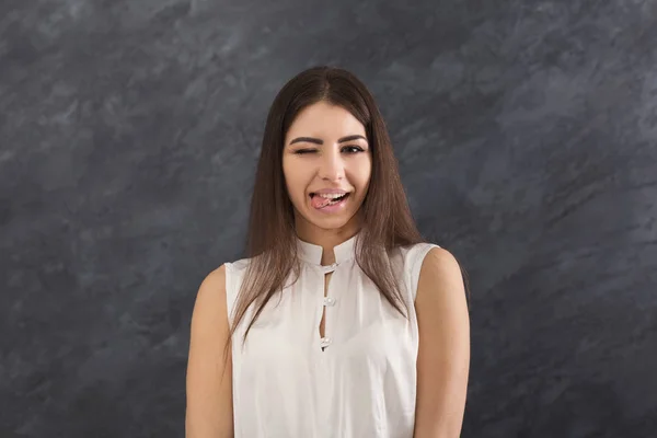 Usmívající se žena mrknout na kameru — Stock fotografie