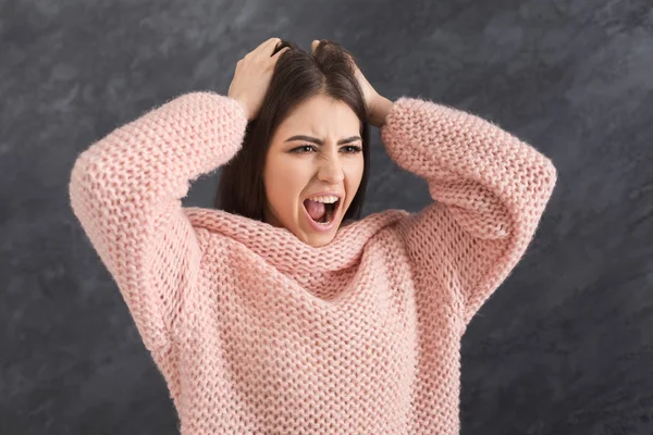 Ritratto di donna stressata emotiva su sfondo scuro — Foto Stock