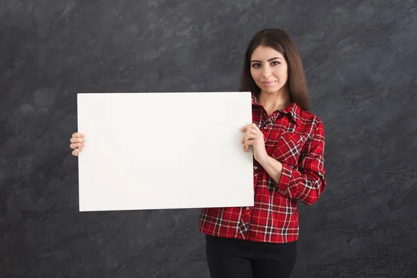 Mujer joven con papel blanco en blanco —  Fotos de Stock